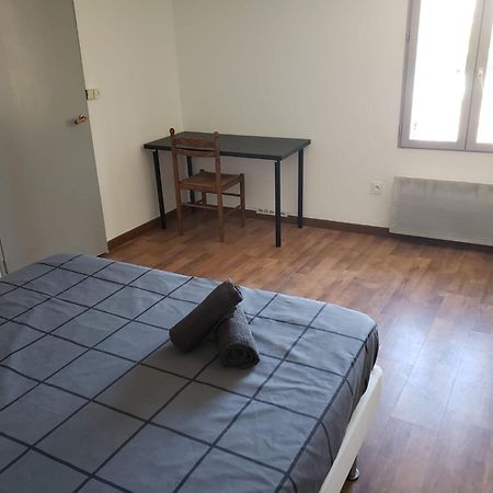Chambres Meublees Et Spacieuses LʼIsle-Jourdain الغرفة الصورة